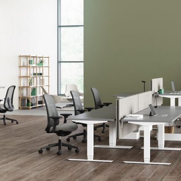 it_prd_ovw_nevi_sit_stand_desks_03.jpg.rendition.900.900-700x506