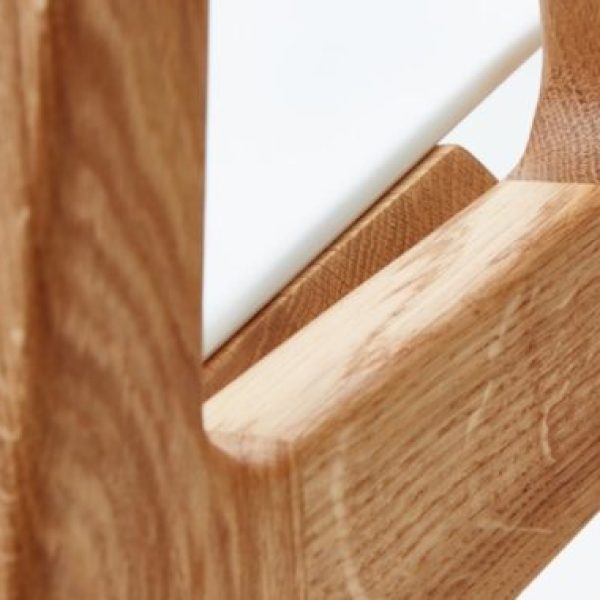 pollyarmchwd_oak_wal_ral9003_zoom_4_lr_1024x1024_acf_cropped-580x380-1